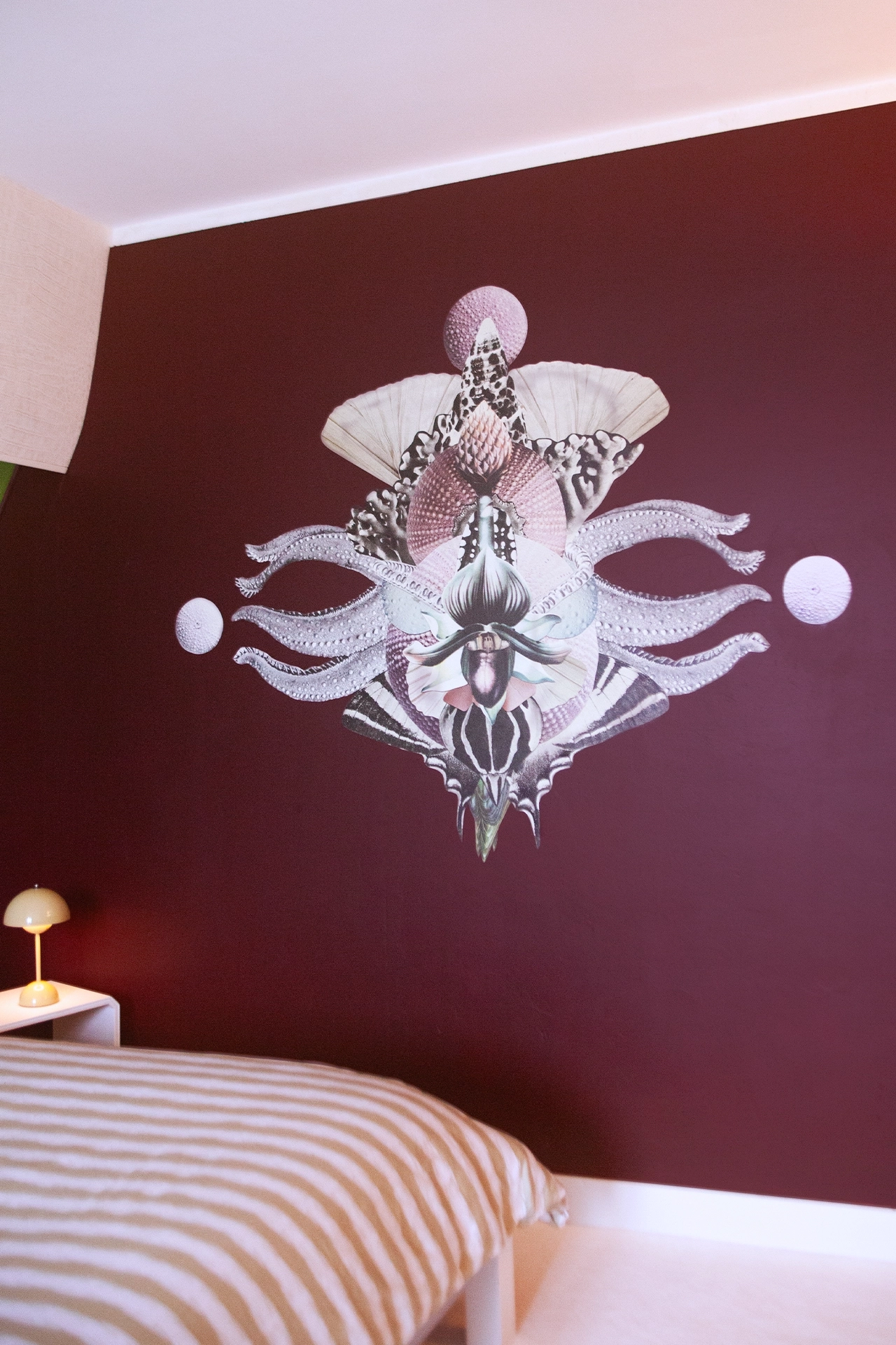 Fresque murale en collage dans une chambre, composition colorée en papiers et textures, vue d’ensemble.