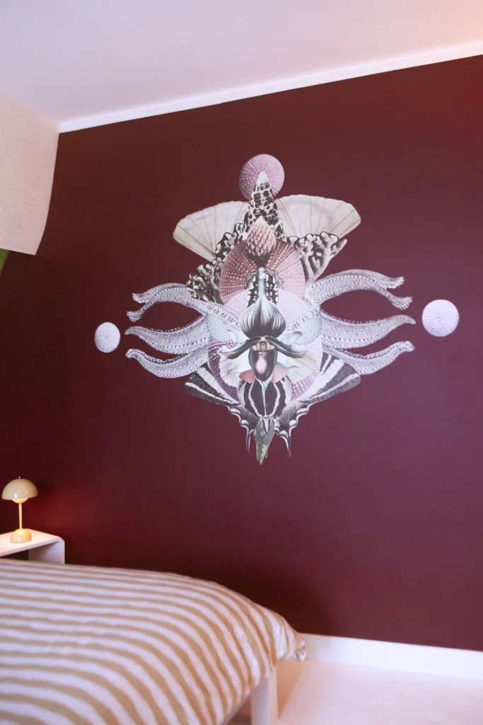 Fresque murale en collage dans une chambre, composition colorée en papiers et textures, vue d’ensemble.