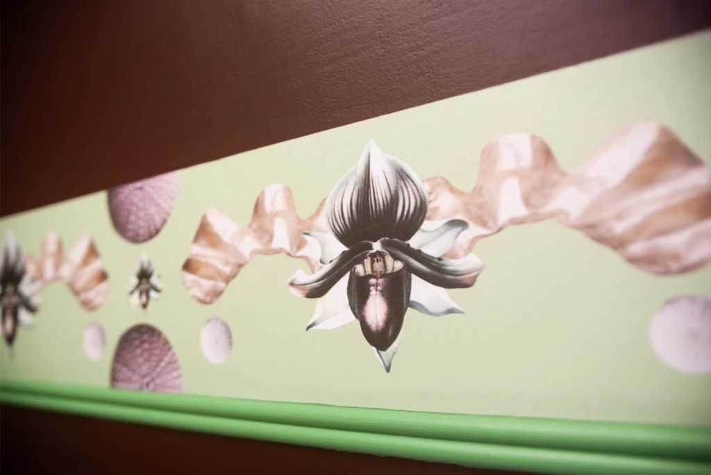 Frise murale en collage dans une chambre, composition colorée, gros plan.