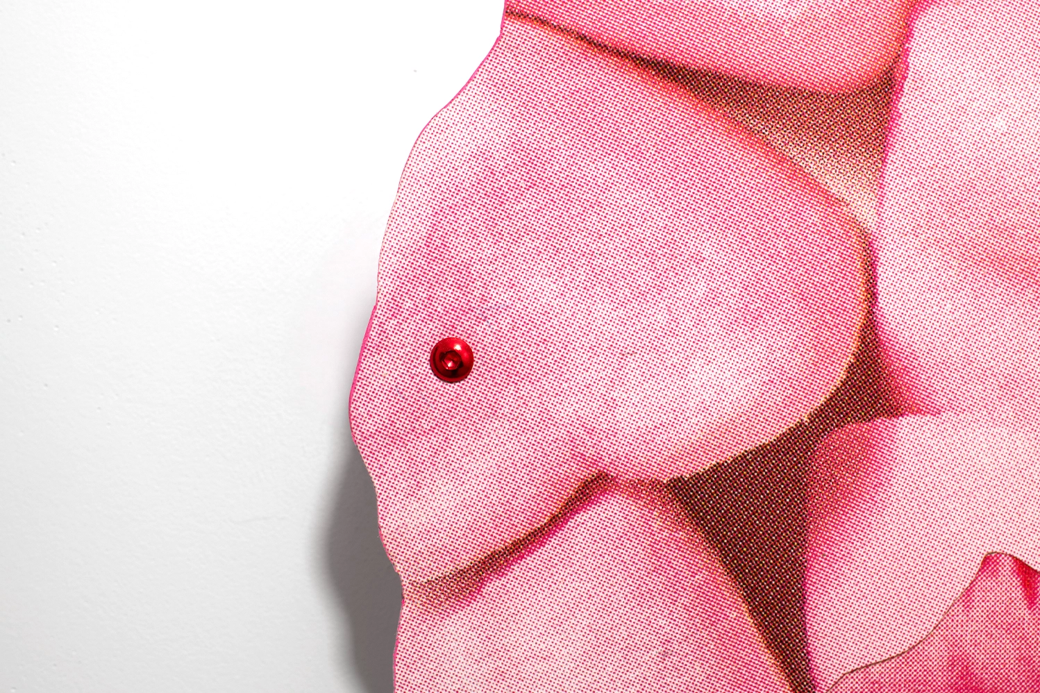 détail oeuvre en collage papier rose – Paris